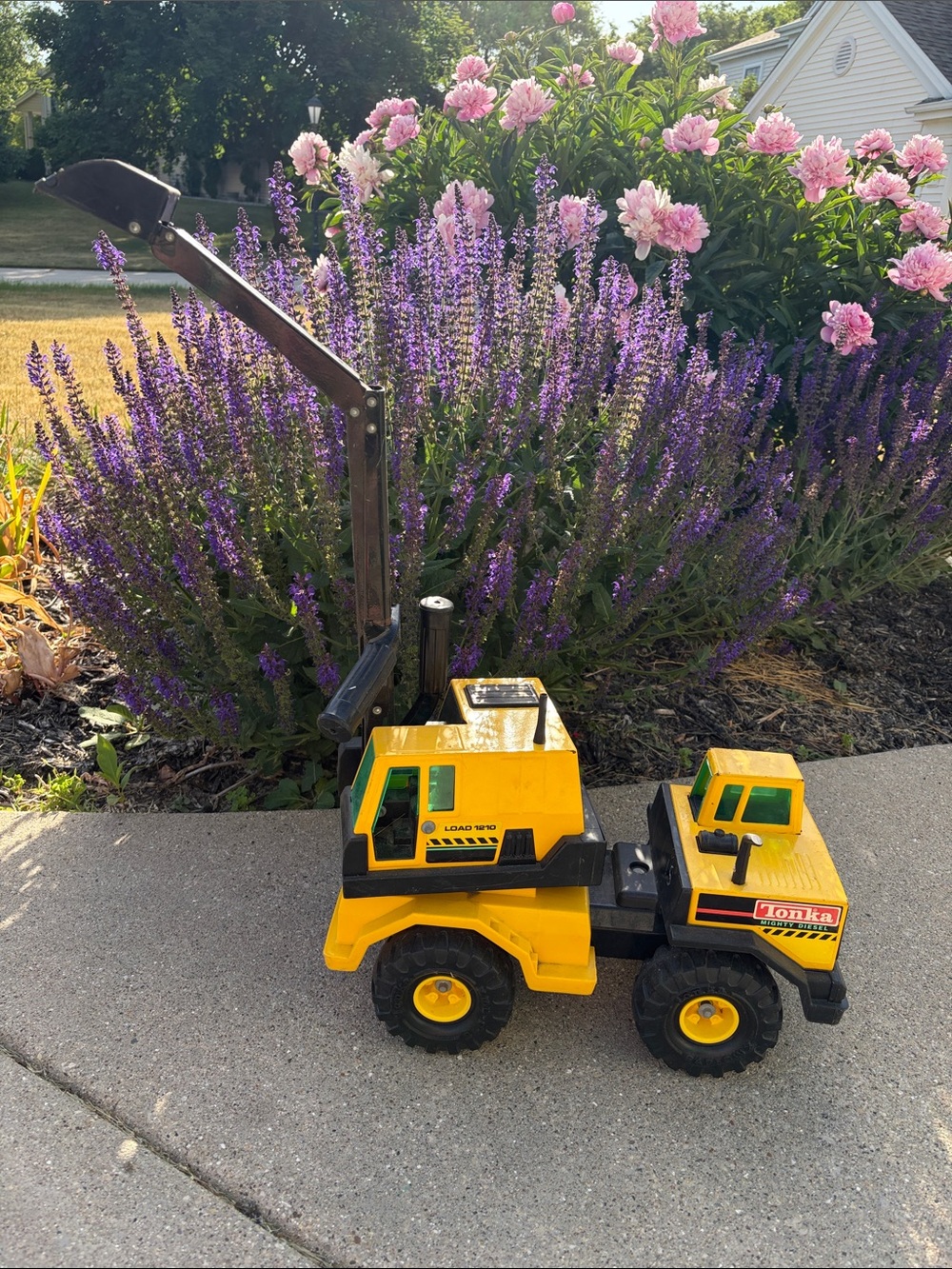 Vintage steel Tonka truck yellow front end loader digger toy excavator handles